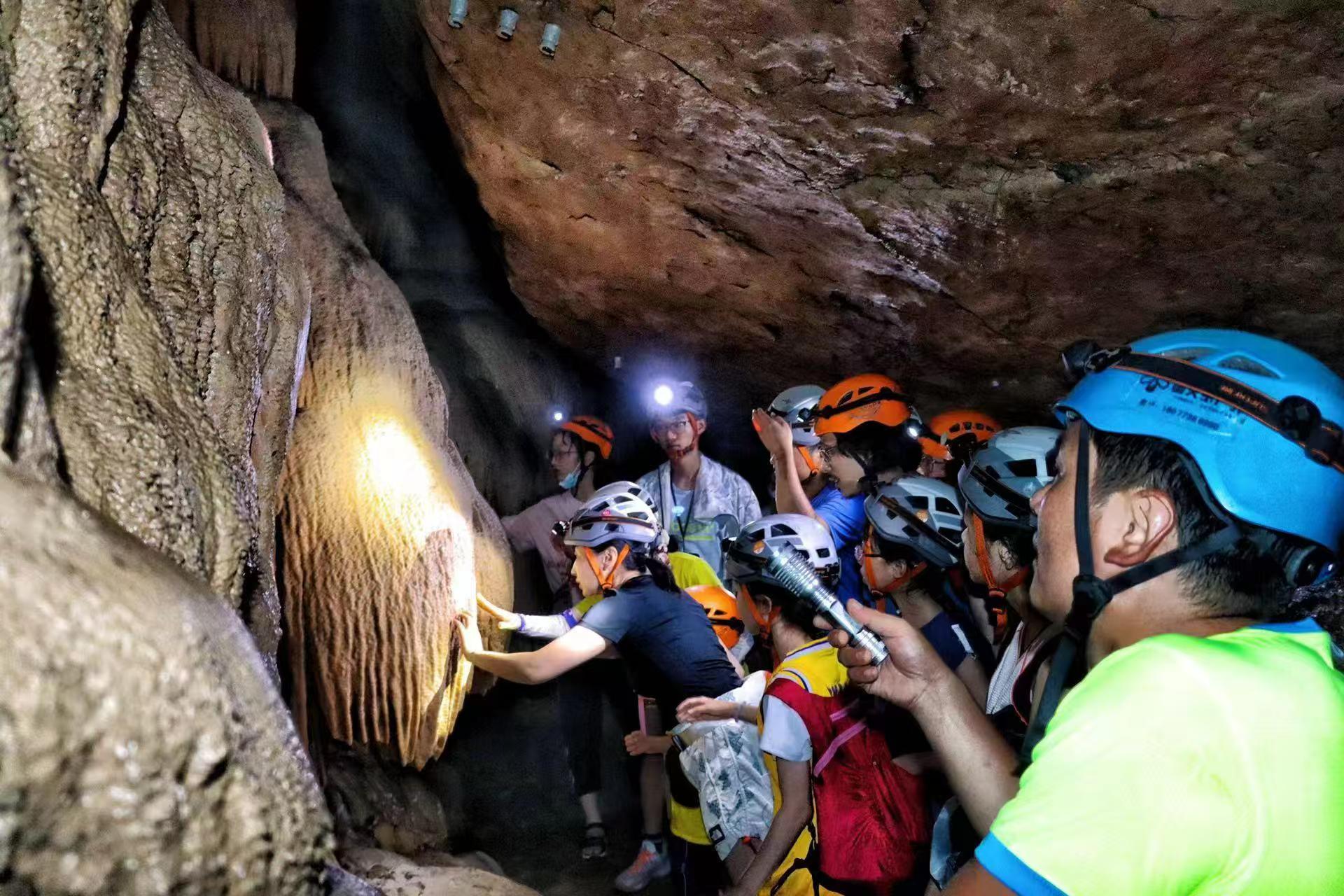 阳朔月亮水岩探洞